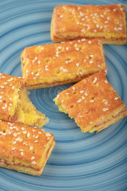 Mavi tabağa susam tohumlu lezzetli bisküviler. Yüksek kalite fotoğraf