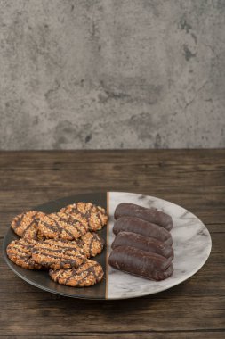 Çekirdekli kurabiyeler ve mermer tabakta çikolatalı kek. Yüksek kalite fotoğraf