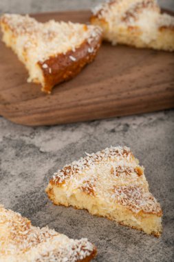 Tahta kesme tahtasına konmuş hindistan cevizi dilimli tatlı dilimleri. Yüksek kalite fotoğraf