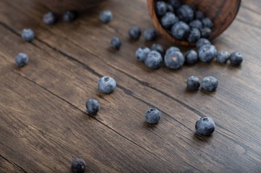 Ahşap yüzeye yerleştirilmiş ahşap yaban mersini kasesi. Yüksek kalite fotoğraf