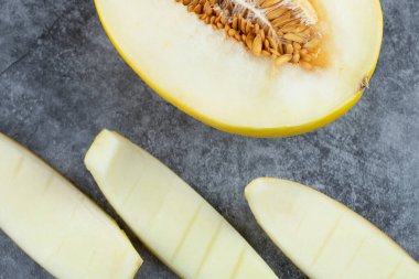 Yarım dilimlenmiş kavun derisi mermer zemin üzerinde. Yüksek kalite fotoğraf