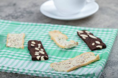 Fındıklı çıtır börekler ve arka planda bir fincan çay. Yüksek kalite fotoğraf