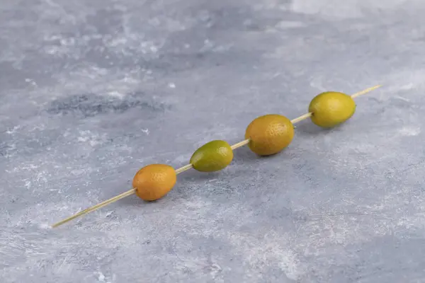 Une Baguette Avec Des Kumquats Frais Sur Fond Marbre Photo — Photo