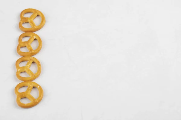 Salato Cracker Pretzel Asciutto Posto Uno Sfondo Bianco Foto Alta — Foto Stock