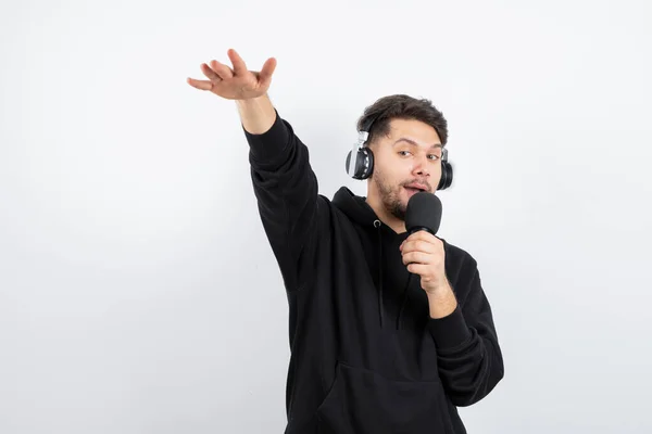 Yakışıklı Genç Adam Büyük Kablosuz Müzik Kulaklıklarıyla Karaoke Yapıyor Yüksek — Stok fotoğraf