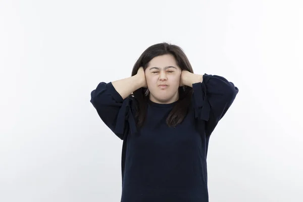 Foto Jovem Adorável Menina Com Síndrome Cobrindo Seus Ouvidos Foto — Fotografia de Stock