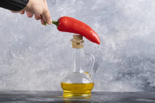 Vrouwelijke Hand Met Rode Chili Peper Marmeren Oppervlak Hoge Kwaliteit — Stockfoto