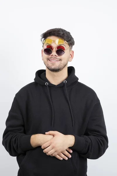 Portrét Sebevědomého Mladého Muže Účesem Stylových Brýlích Kvalitní Fotografie — Stock fotografie
