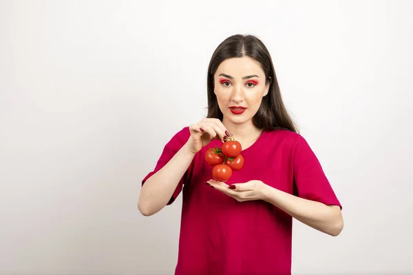 Mooi Meisje Kijkt Naar Camera Houdt Rode Tomaten Handen Hoge — Stockfoto