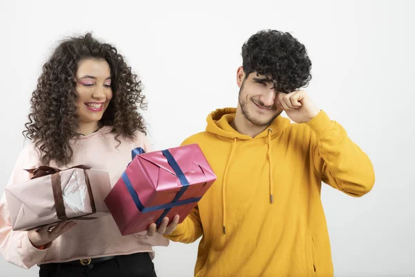 Retrato Pareja Joven Sosteniendo Cajas Regalo Sobre Pared Blanca Foto — Foto de Stock