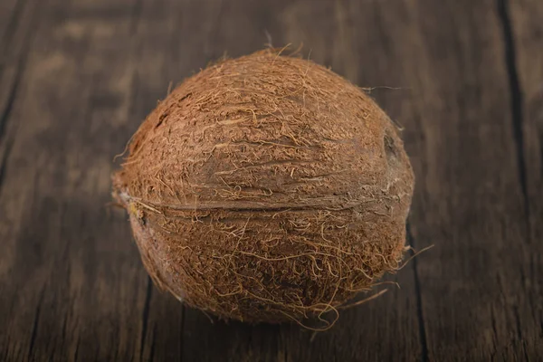 Enkele Rijpe Harige Kokosnoot Geplaatst Houten Achtergrond Hoge Kwaliteit Foto — Stockfoto