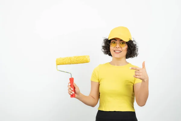 Mujer Joven Con Pincel Rodillo Posando Sobre Fondo Blanco —  Fotos de Stock