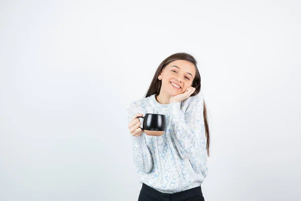 Jovem Segurando Uma Xícara Café Quente Sobre Uma Parede Branca — Fotografia de Stock