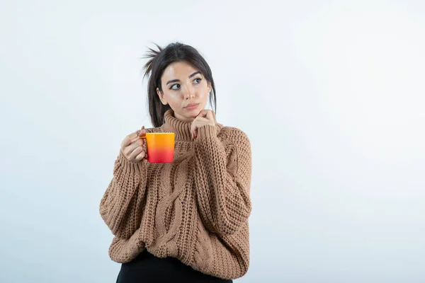 Imagen Una Hermosa Mujer Prendas Punto Sosteniendo Una Taza Naranja — Foto de Stock