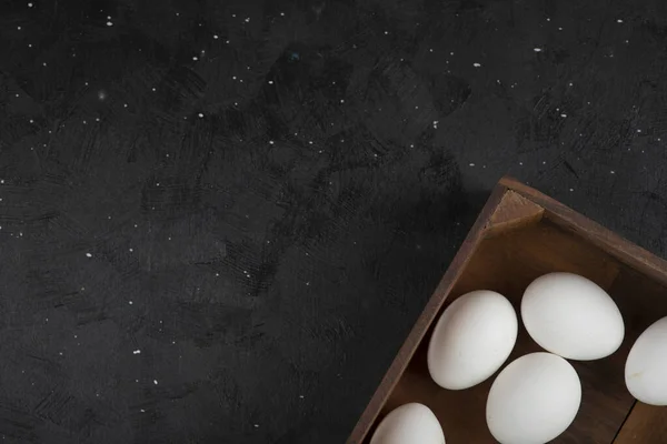 Houten Doos Vol Biologische Rauwe Eieren Zwarte Achtergrond Hoge Kwaliteit — Stockfoto