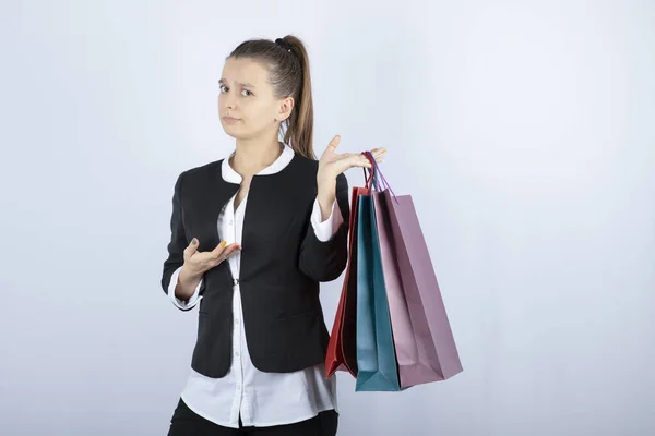 Retrato Mujer Hermosa Con Compras Pie Posando Sobre Fondo Blanco —  Fotos de Stock