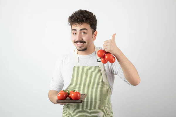 Yung Sonriente Tipo Sosteniendo Tomates Frescos Señalando Pulgar Hacia Arriba —  Fotos de Stock