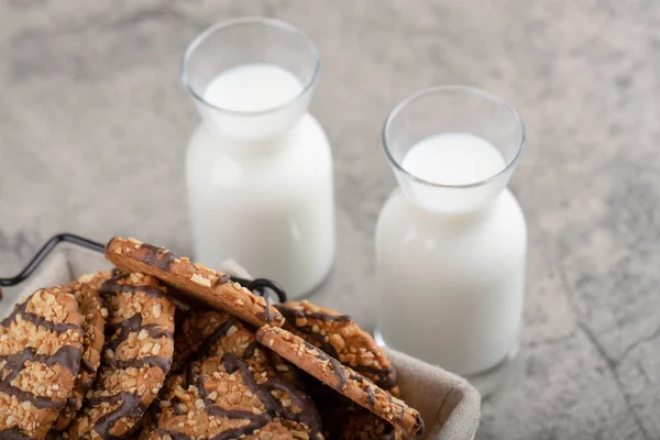 Cesta Vime Biscoitos Aveia Com Copo Leite Fresco Mármore Foto — Fotografia de Stock