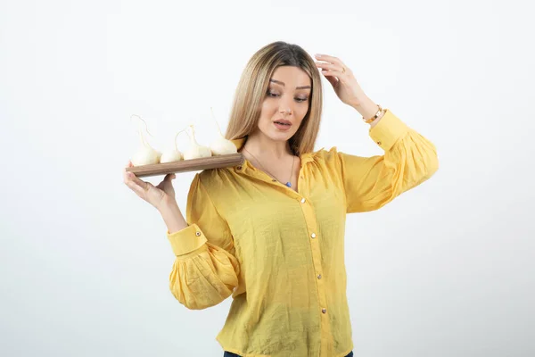 Photo Beautiful Young Woman Holding Wooden Board White Radish Vegetables — Stock Photo, Image