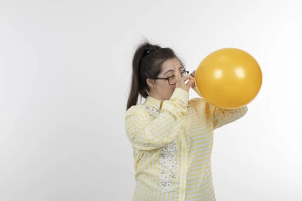 Retrato Menina Com Uma Síndrome Segurando Balão Foto Alta Qualidade — Fotografia de Stock
