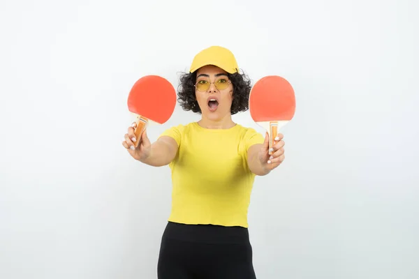 Retrato Estudio Una Joven Con Pelo Rizado Sosteniendo Raquetas Tenis —  Fotos de Stock