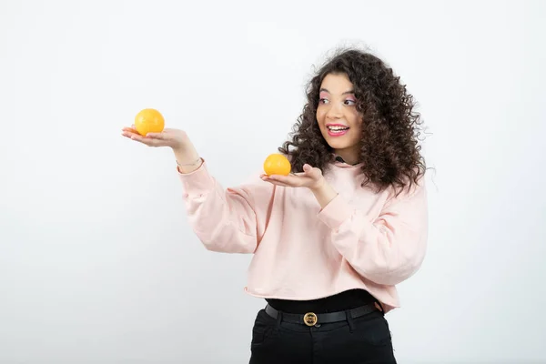 Portrait Jeune Femme Bouclée Pull Rose Tenant Des Oranges Photo — Photo