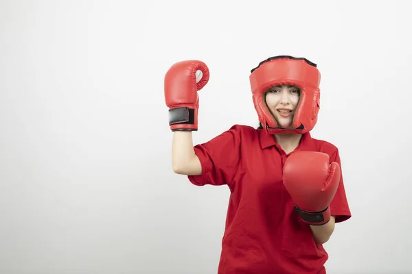 Retrato Mujer Joven Uniforme Rojo Con Guantes Boxeo Sombrero Foto — Foto de Stock
