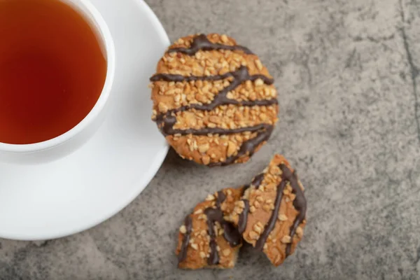 Galletas Esmaltadas Avena Fresca Con Taza Sobre Piedra Foto Alta — Foto de Stock