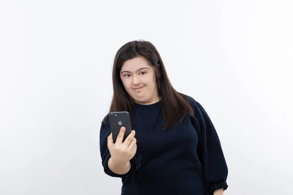 Portrait Beautiful Syndrome Girl Holding Cellphone High Quality Photo — Stock Photo, Image