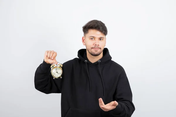 Hombre Guapo Sosteniendo Reloj Despertador Vintage Sobre Una Pared Blanca —  Fotos de Stock