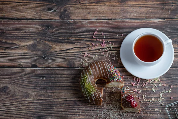 Çikolata kaplamalı ve bir fincan çayla çikolatalı çörek. Yüksek kalite fotoğraf