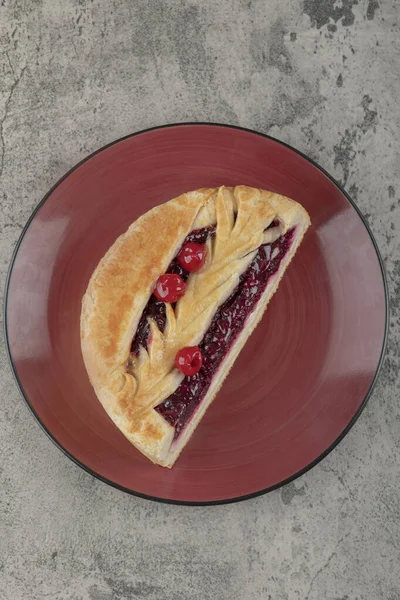 Gâteau Fromage Sucré Tranché Avec Savoureuses Baies Sur Une Assiette — Photo