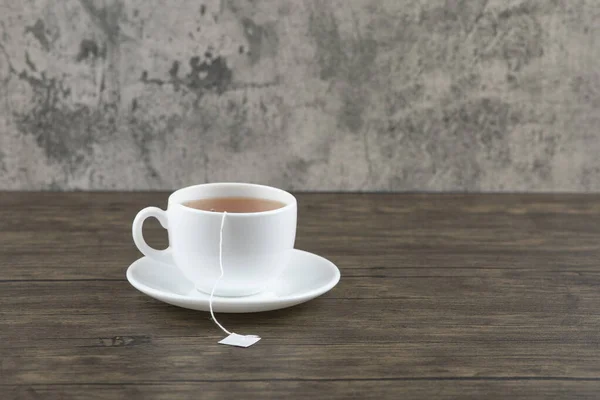 Egy Csésze Finom Forró Tea Teafilterrel Asztalon Kiváló Minőségű Fénykép — Stock Fotó