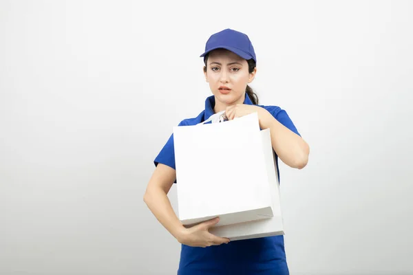 Hermosa Mensajera Femenina Traje Azul Llevando Bolsas Blancas Foto Alta —  Fotos de Stock