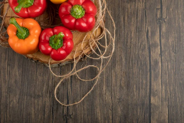 Tahta parçasına renkli dolmalık biber. Yüksek kalite fotoğraf