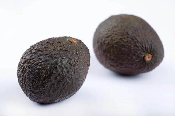 Zwei Reife Gesunde Avocados Isoliert Auf Weißem Hintergrund Hochwertiges Foto — Stockfoto