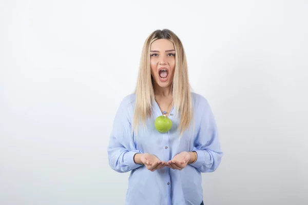 Portrétní Fotka Velmi Atraktivní Modelky Stojící Držící Zelené Čerstvé Jablko — Stock fotografie
