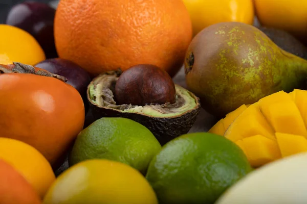 Bando Várias Frutas Frescas Exóticas Fundo Pedra Foto Alta Qualidade — Fotografia de Stock