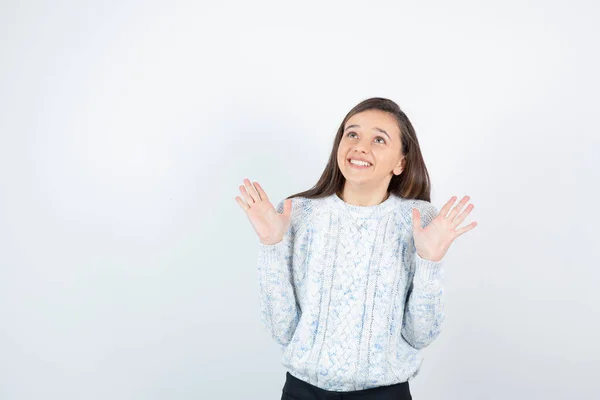 Bild Eines Teenie Mädchens Pullover Das Ihre Handflächen Zeigt Hochwertiges — Stockfoto
