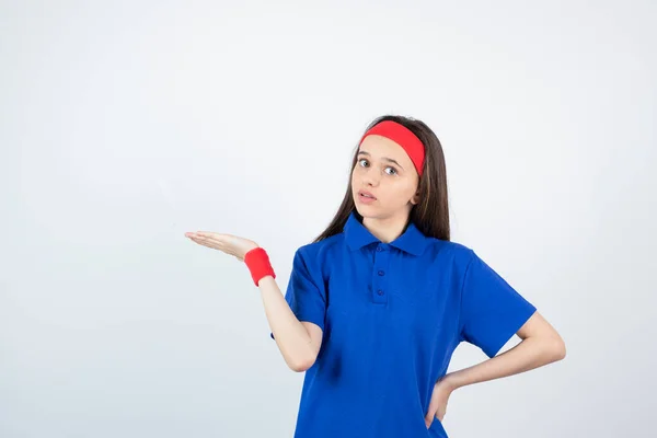 Retrato Una Joven Deportista Mostrando Palma Abierta Foto Alta Calidad —  Fotos de Stock