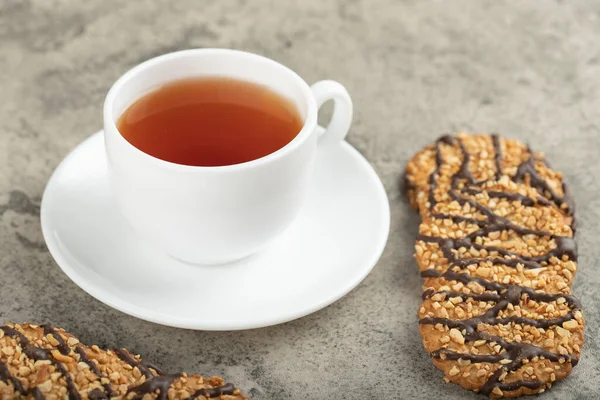 Yulaflı çikolatalı bisküvi ve bir fincan siyah çay. Yüksek kalite fotoğraf
