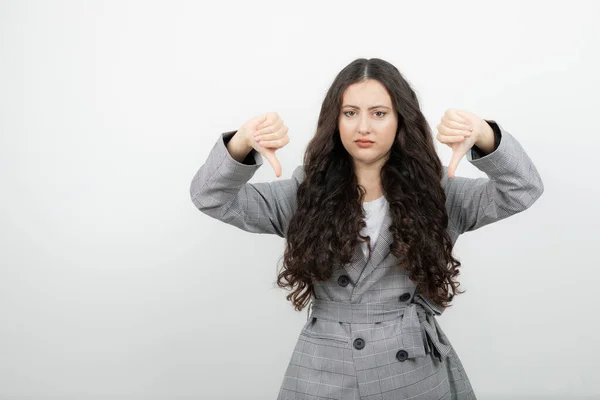 Retrato Una Mujer Hermosa Con Pelo Ondulado Dando Pulgares Hacia — Foto de Stock