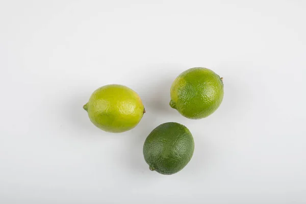 Frische Reife Limettenfrüchte Isoliert Auf Weißem Hintergrund Hochwertiges Foto — Stockfoto