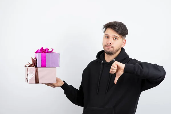 Attraktiver Mann Mit Zwei Geschenkschachteln Und Daumen Hoch Hochwertiges Foto — Stockfoto