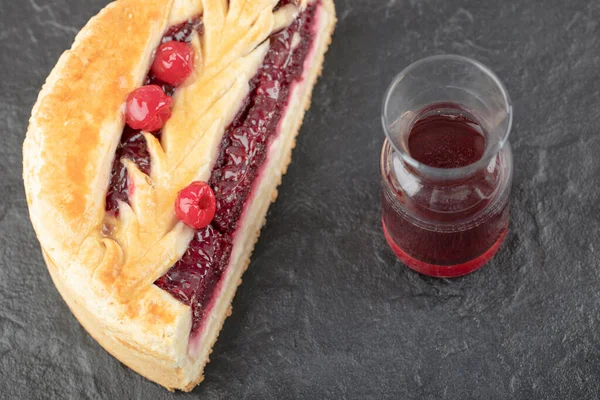 Gâteau Fromage Tranché Avec Des Baies Verre Jus Frais Sur — Photo