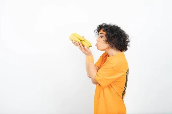Афроамериканська Жінка Жовтим Волоссям Бананом Білому Тлі — стокове фото