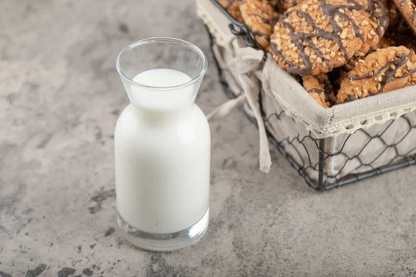 Cesta Vime Biscoitos Aveia Com Copo Leite Fresco Mármore Foto — Fotografia de Stock