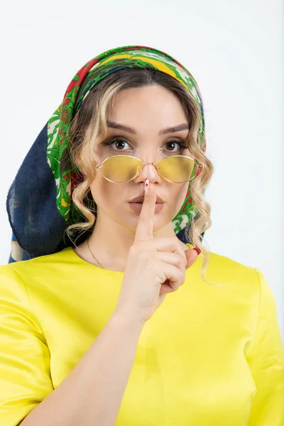 Foto Mulher Bonita Headkerchief Fazendo Sinal Silencioso Posando Óculos Foto — Fotografia de Stock