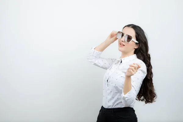 Giovane Donna Alla Moda Piedi Posa Occhiali Foto Alta Qualità — Foto Stock