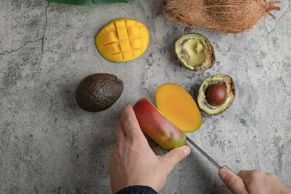 Männliche Hände Schneiden Frische Mango Auf Marmoroberfläche Hochwertiges Foto — Stockfoto